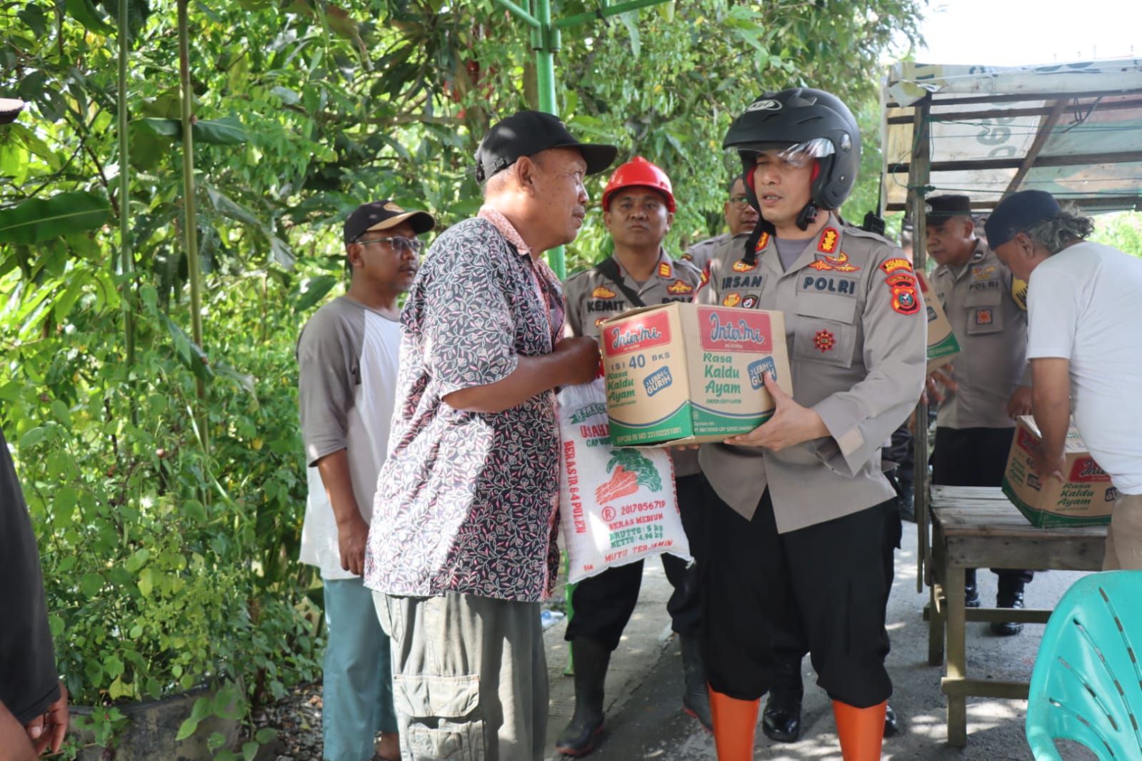 Cek Lokasi Banjir, Kapolresta Deliserdang Pantau Pendirian Posko dan Berbagi Sembako