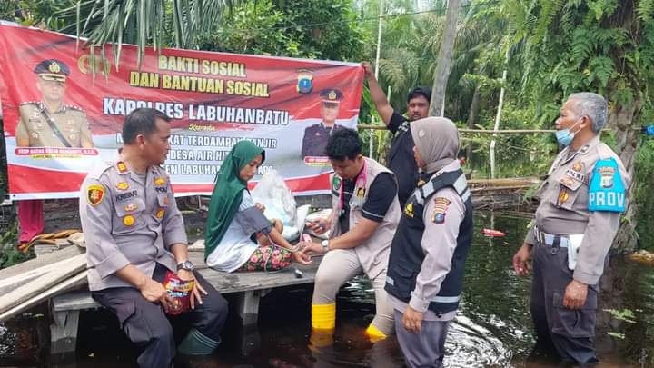 Peduli Korban Banjir, Polres Labuhanbatu Salurkan Sembako dan Obat-obatan