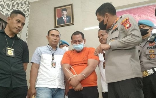 Tangis Ayah Pembunuh Sadis di Depok Pecah Saat Lihat Seragam Anaknya