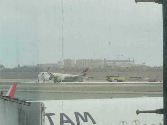 Mengerikan! Pesawat Latam Airlines Tabrak Truk Damkar, 2 Petugas Tewas