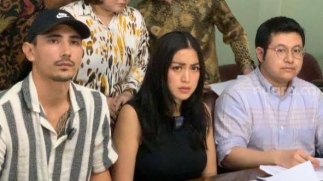 Jessica Iskandar Menangis karena Steven Absen Mediasi di Pengadilan 