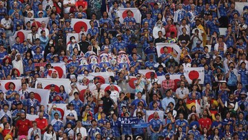Menang atas Jerman, Suporter Timnas Jepang Lakukan Aksi Bersih-Bersih Stadion