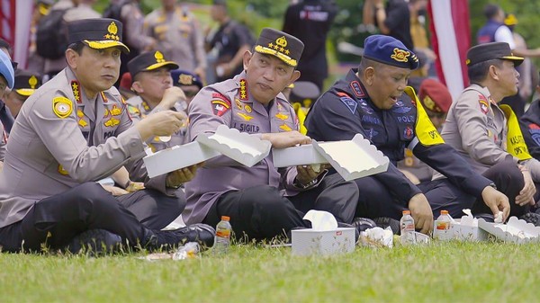 Apel di Lokasi KTT G20, Kapolri Lesehan dan Makan Nasi Kotak Bersama Anggota