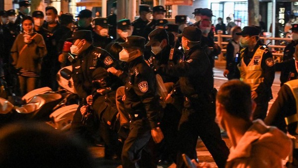 Bentrok dengan Polisi China, Warga Sanghai Protes Pembatasan Covid-19