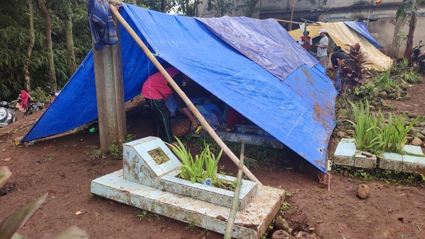 Jadi Korban Gempa Cianjur, Warga Kampung Rawacina Tidur di Kuburan Selama 4 Hari