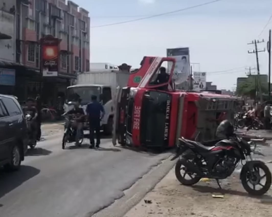 Mobil Damkar Labura Terguling Saat Menuju TKP Kebakaran