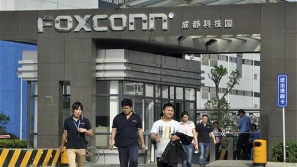 Kejar Ketertinggalan, Pabrik iPhone Foxconn Dikabarkan Paksa Karyawan Bekerja Saat Sakit