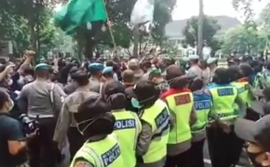 Tolak KUHP Baru, Mahasiswa Demo Sambil Bakar Ban di Dekat Istana Bogor