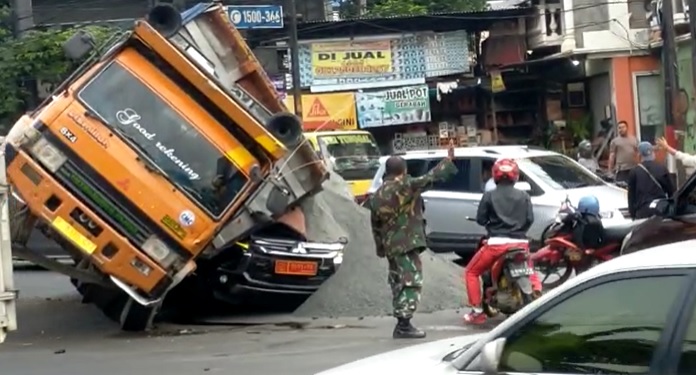 Mobil Dinas TNI Tertimpa Truk Pasir di Cibubur
