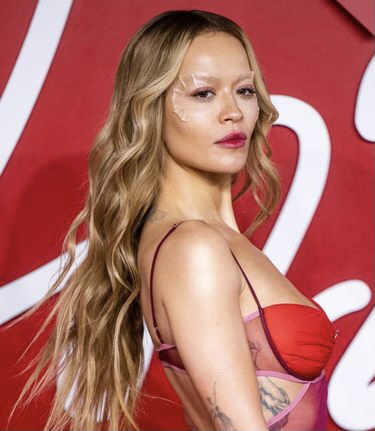 Nyaris Tampil Tanpa Busana di British Fashion Awards 2022, Rita Ora Tuai Kritikan dari Netizen