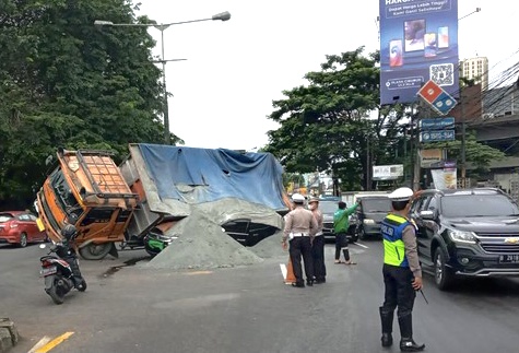 Kecelakaan Truk Timpa Mobil di Cibubur Ditumpangi Brigjen TNI Airlangga dan Istri