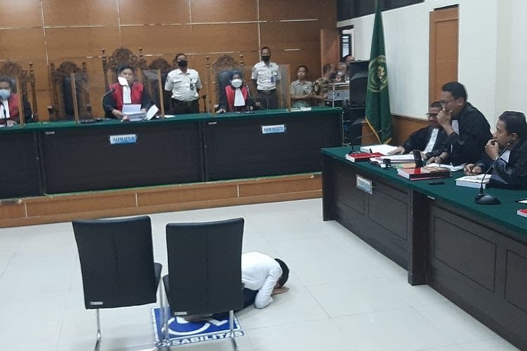 Nikita Mirzani Histeris Saat Divonis Bebas, Sujud Syukur di Ruang Sidang