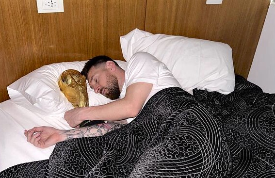 Viral! Messi Unggah Tidur Bareng Trofi Juara Dunia