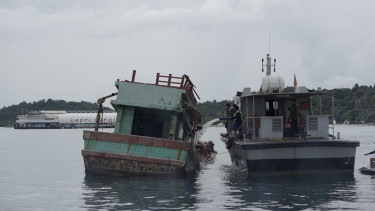 Kapal Ikan Berbendera Vietnam Ditenggelamkan Usai Terbukti Lakukan Ilegal Fishing