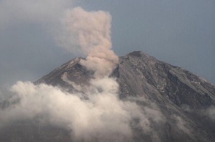 Gunung Semeru Kembali Erupsi Pagi Ini, Keluarkan Abu Setinggi 400 Meter