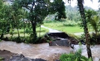 Pulau Bawean Diterjang Banjir Bandang, Jembatan Antardesa Terputus