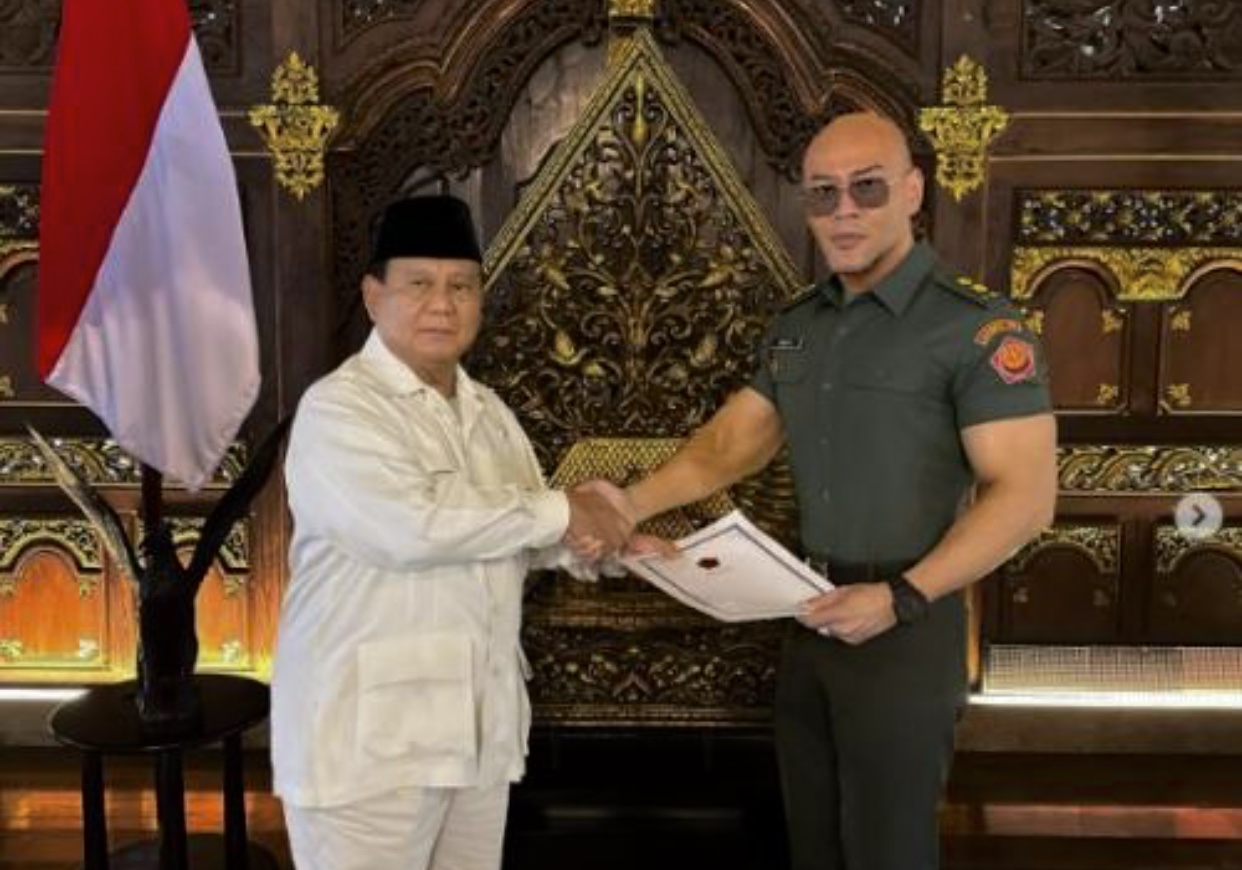 Prabowo Berikan Pangkat Letkol Tituler TNI AD kepada Deddy Corbuzier