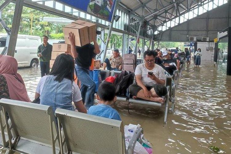Banjir Semarang Rendam Stasiun Tawang, Penumpang Kereta Api Harus Menunggu 2 Jam