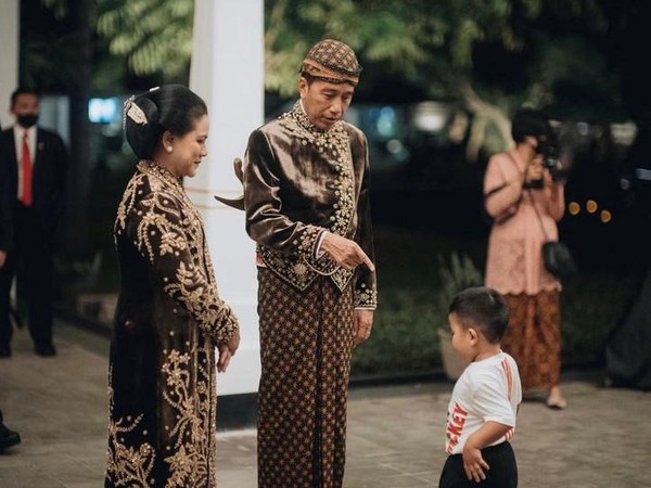 Bobby Unggah Foto Jokowi Tunjuk Nahyan: Jangan Ganggu Kak Kaesang