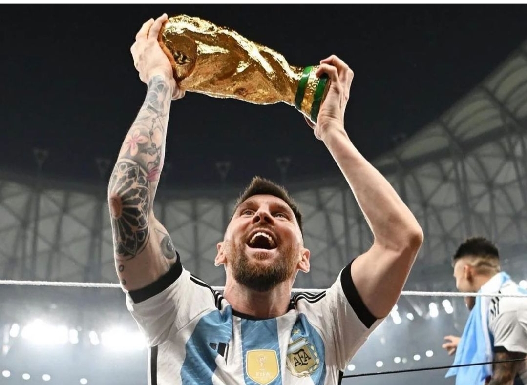 Sah! Foto Messi Angkat Trofi Piala Dunia 2022 Pecahkan Rekor Dunia Likes di Instagram