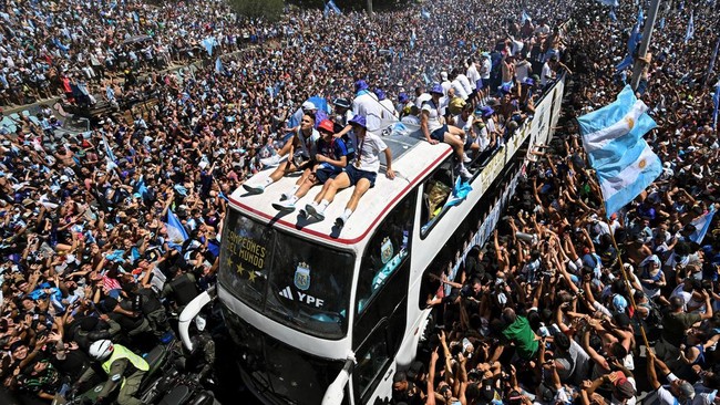 Chaos! Perayaan Juara Piala Dunia Kacau, Pemain Argentina Dievakuasi Heli