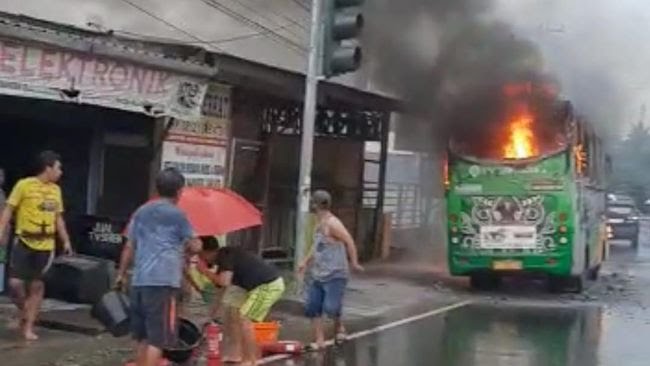 Lagi Bawa Penumpang, Bus Metro Deli Terbakar di Medan