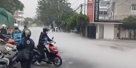 Jalan Jatinegara Ditutupi Gas Putih, Ternyata Ini Sebabnya 