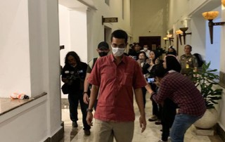KPK Geledah Ruang Kerja Gubernur dan Wakil Gubernur Jawa Timur, Terkait OTT Sahat Simanjuntak