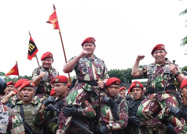 Kopassus Beri Baret Merah ke Panglima TNI dan Kapolri