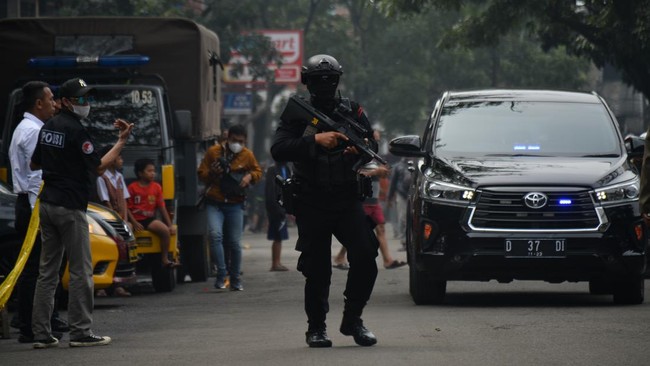 Serangan Bom Bunuh Diri Terjadi Saat Petugas Polsek Astana Anyar Apel Pagi