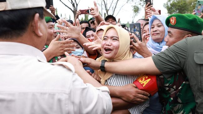 Viral Video Prabowo Ditarik dan Dicium Emak-emak di Medan