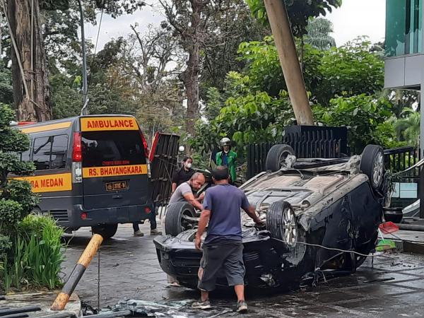 Mobil Tabrak Pembatas Jalan di Medan Polonia, 1 Orang Tewas