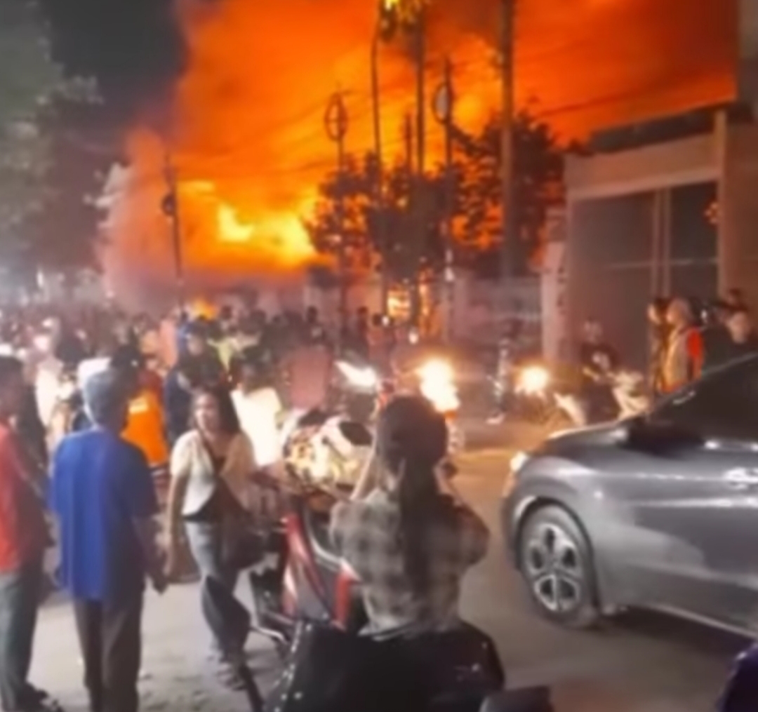 Kebakaran Hebat Musnahkan Sejumlah Rumah di Jalan Bromo Medan, 1 Orang Luka Bakar