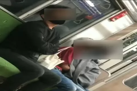 Viral Video Pasangan Sejoli Mesum di KRL