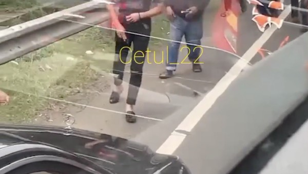 Viral Aksi Pemobil Pelat RFS Diduga Kokang Senjata di Jalan