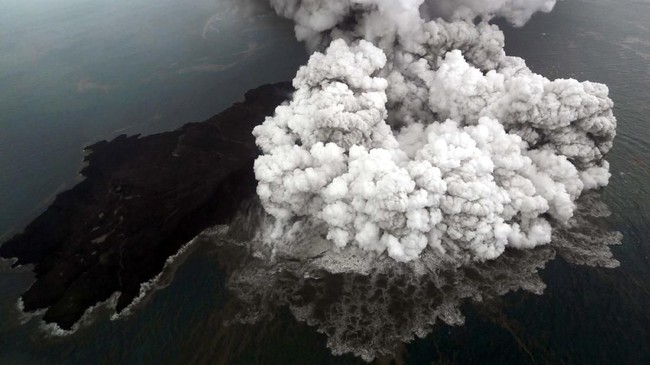 Gunung Anak Krakatau Kembali Erupsi, Semburan Abu Setinggi 750 Meter