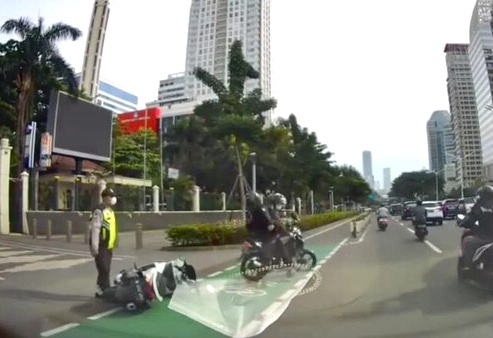Viral Video Pria Bercelana Loreng Tendang Pemotor saat Tabrakan di Sudirman