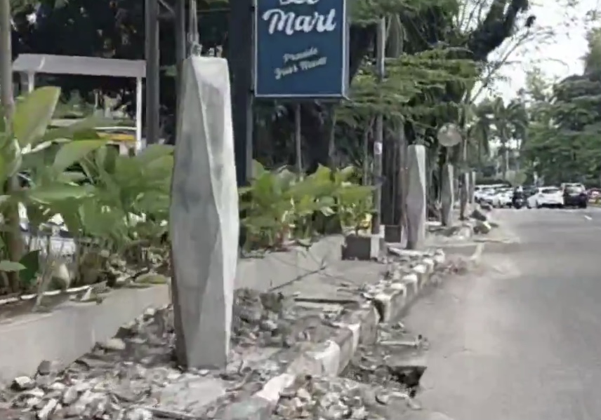 Lampu Jalan Mirip ‘Pocong’ di Medan Terlantar