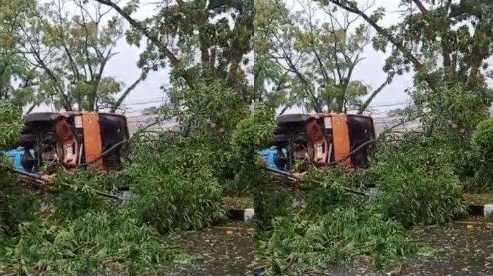 Hindari Motor yang Lawan Arah, Truk Pengangkut Pasir Terguling di Jalan AH Nasution Medan