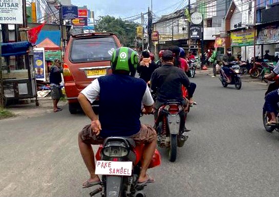 Nyeleneh, Pemotor di Bekasi Pakai Pelat Bertuliskan 'Pake Sambel'