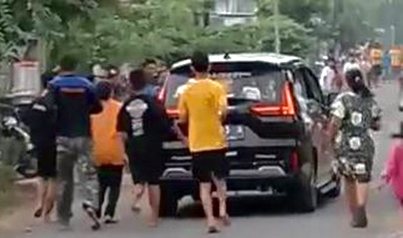 Warga Desa Jombang Soal Pengendara Mobil yang Sebar Uang di Jalanan, Ini Sosoknya