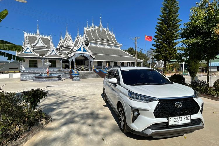 Keren! Pasangan Asal Indonesia Naik Toyota Veloz ke China