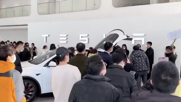 Konsumen Geruduk Kantor Tesla di China Gara-gara Diskon