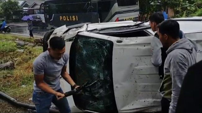 Minibus yang Bawa Uang Terbalik di Padang Pariaman, Miliaran Uang Berhamburan