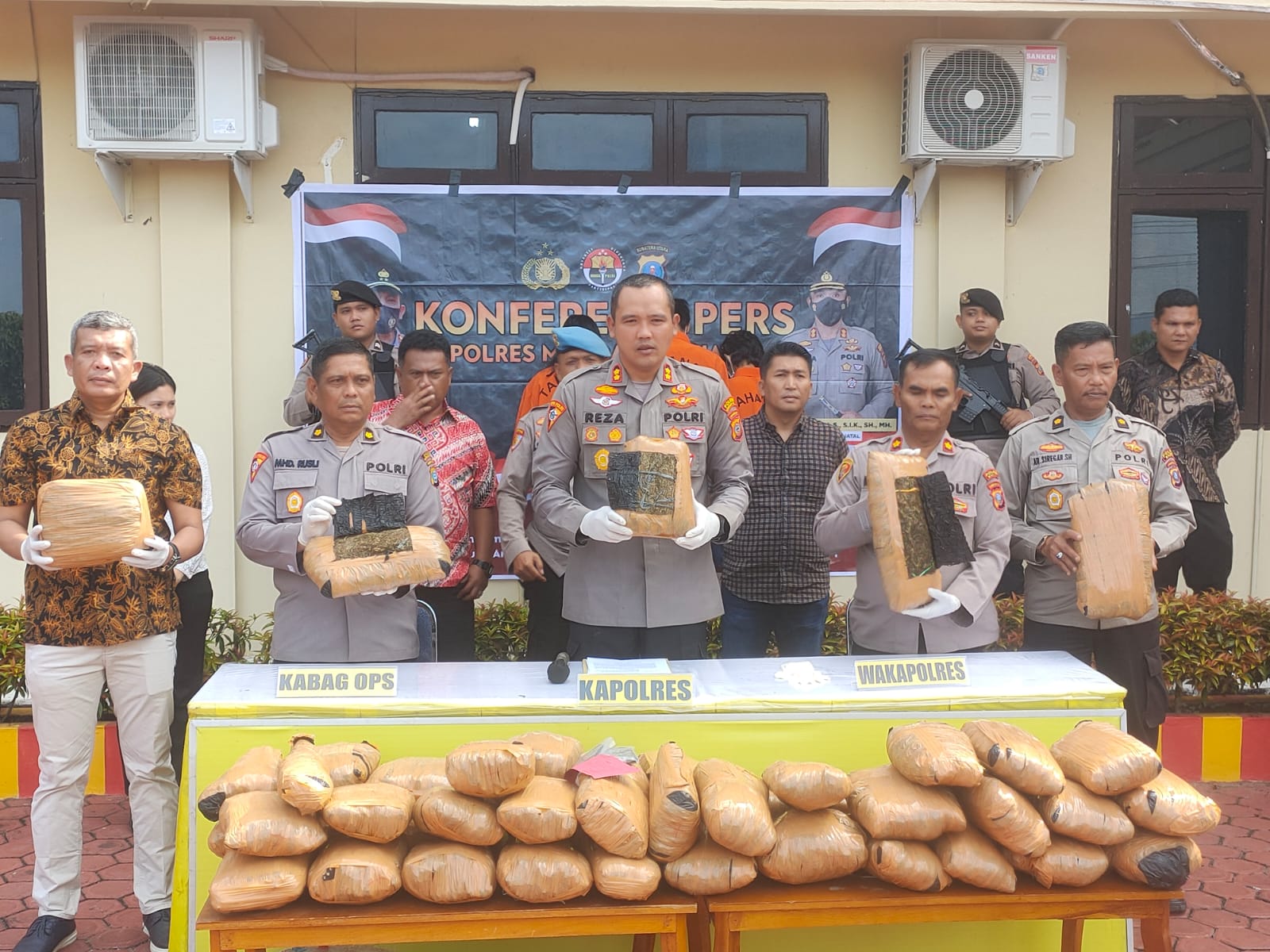 3 Penyelundup 47 Kg Ganja Asal Sumbar Ditangkap di Madina, 1 Pelaku Ditembak