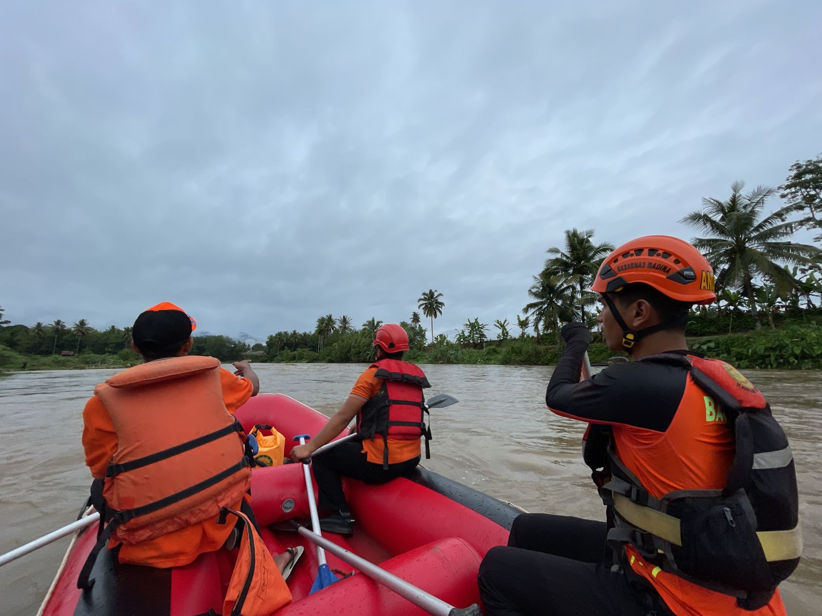 Cari Rekan yang Hanyut, Santri Mustafawiyah Ikut Susuri Sungai Aek Singolot