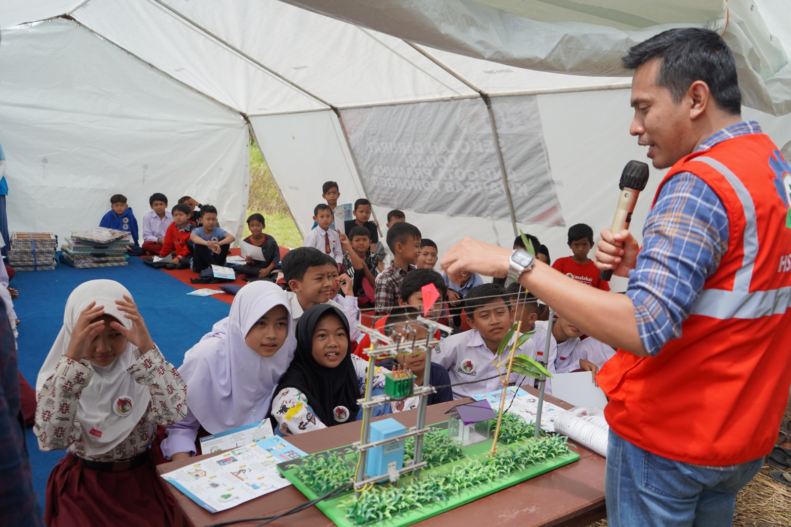 Di Sekolah Darurat, Pegawai PLN 'Jadi Guru' Bagi Anak Penyintas Gempa Cianjur