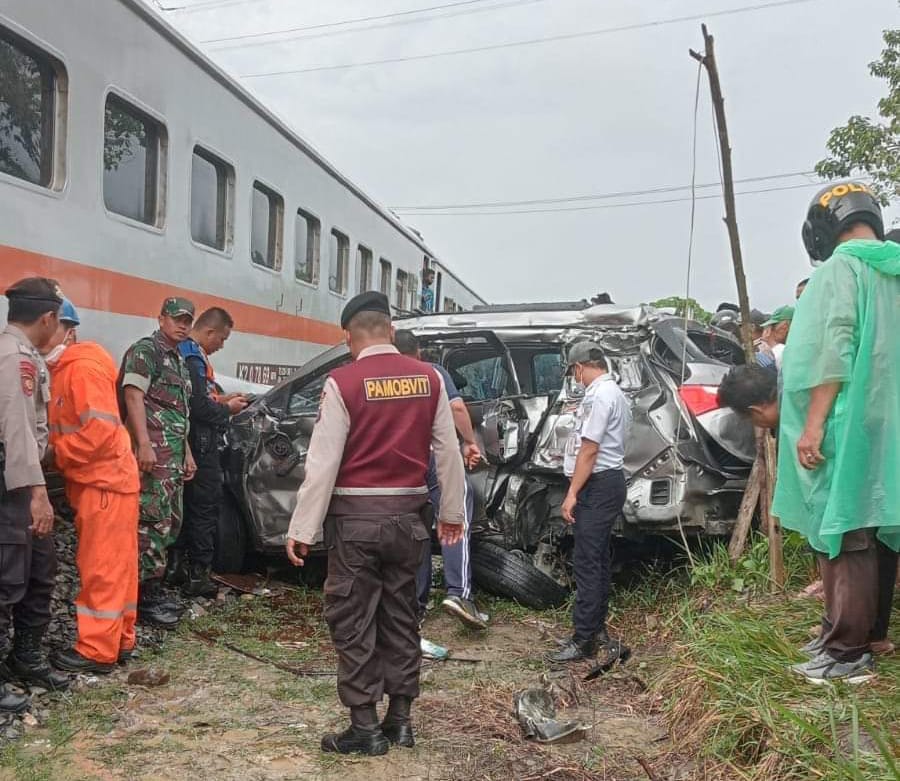 Minibus Ringsek Ditabrak Kereta Api di Rantau Utara, 2 Penumpang Luka-luka