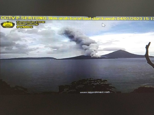 Semburkan Abu Vulkanik hingga 3.157 MDPL, Gunung Anak Krakatau Siaga III