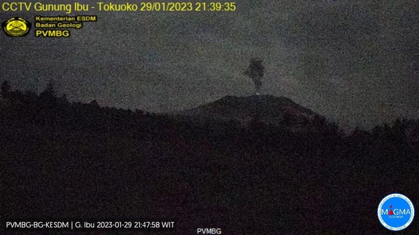 Erupsi! Gunung Ibu di Maluku Lontarkan Kolom Letusan Sampai 1.000 Meter